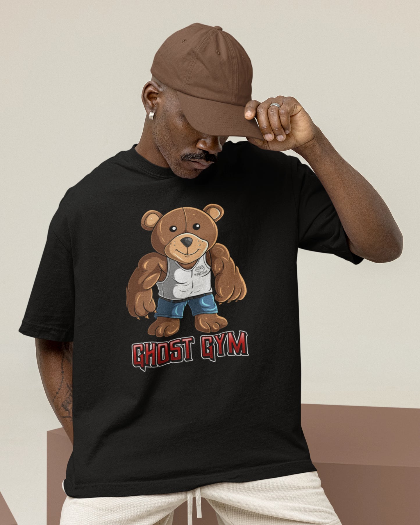Model trägt das BÄR-Shirt mit Oversized Fit im Fitnessstudio