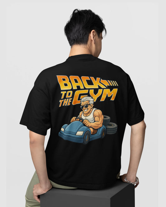 Rückansicht des „Back to the Gym“-T-Shirts, locker fallend im Oversized Schnitt

