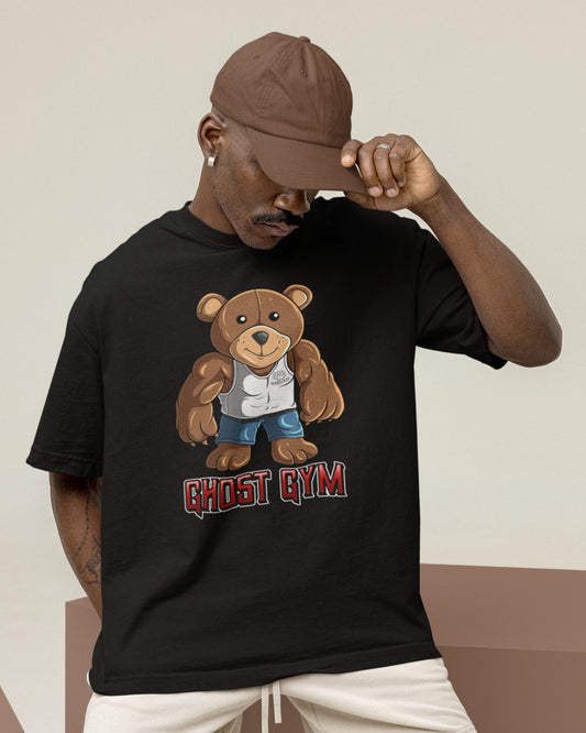 Model trägt das BÄR-Shirt mit Oversized Fit im Fitnessstudio

