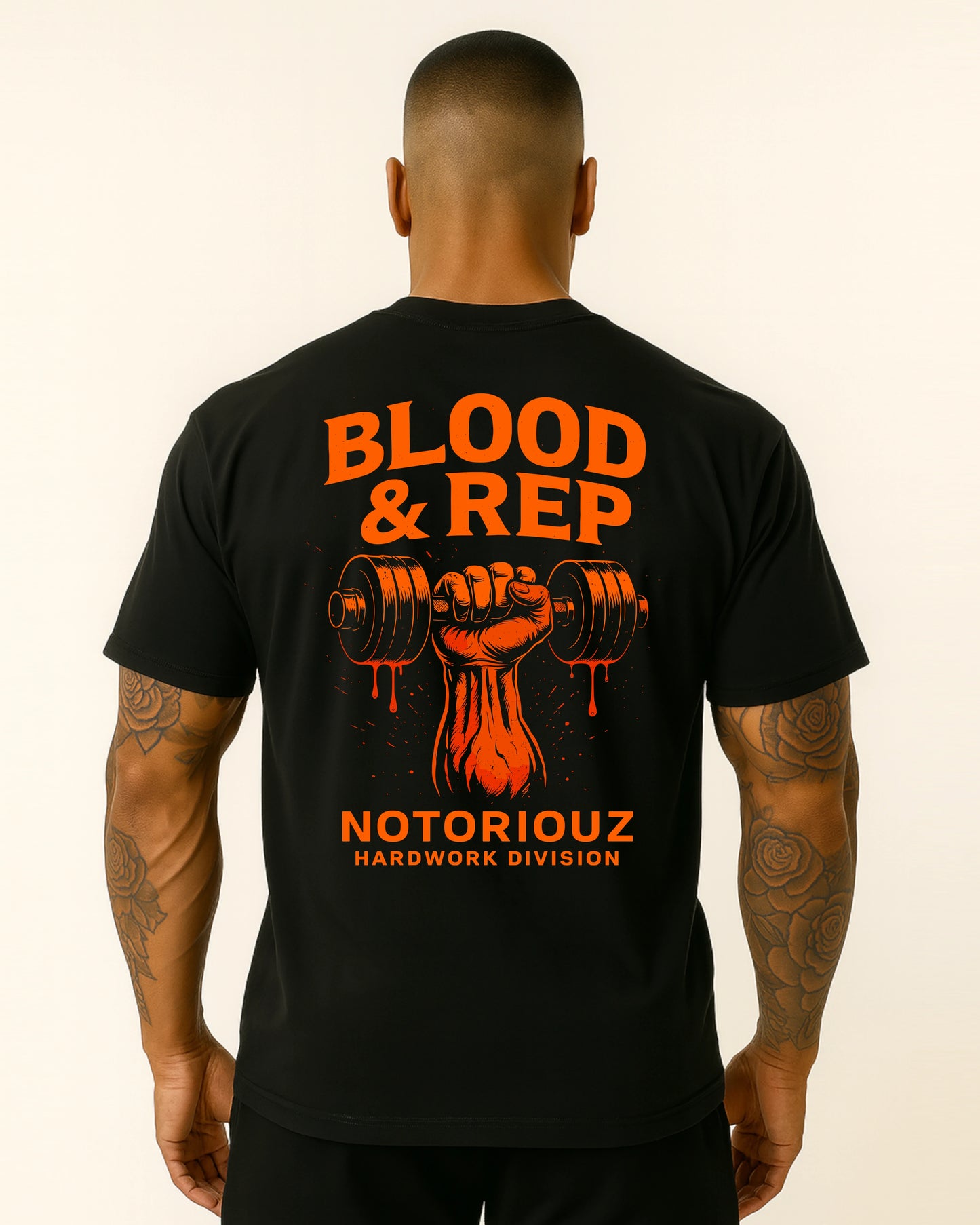“Rückansicht eines schwarzen Notoriouz Sportswear T-Shirts mit großem orangenen Motiv: blutige Faust hält eine Hantel, darüber der Schriftzug BLOOD & REP – IRON GENESIS Kollektion.”