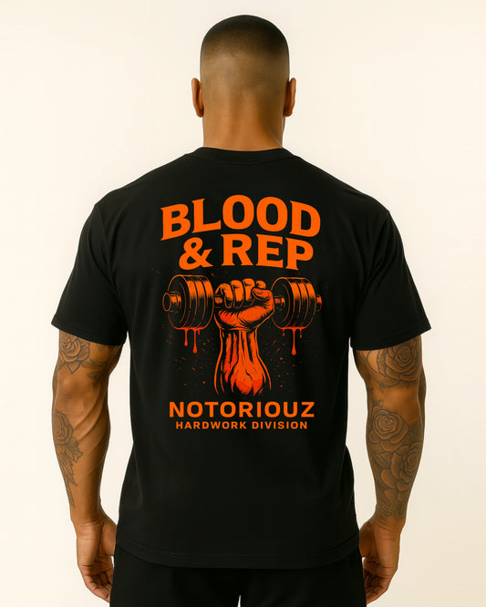 “Rückansicht eines schwarzen Notoriouz Sportswear T-Shirts mit großem orangenen Motiv: blutige Faust hält eine Hantel, darüber der Schriftzug BLOOD & REP – IRON GENESIS Kollektion.”
