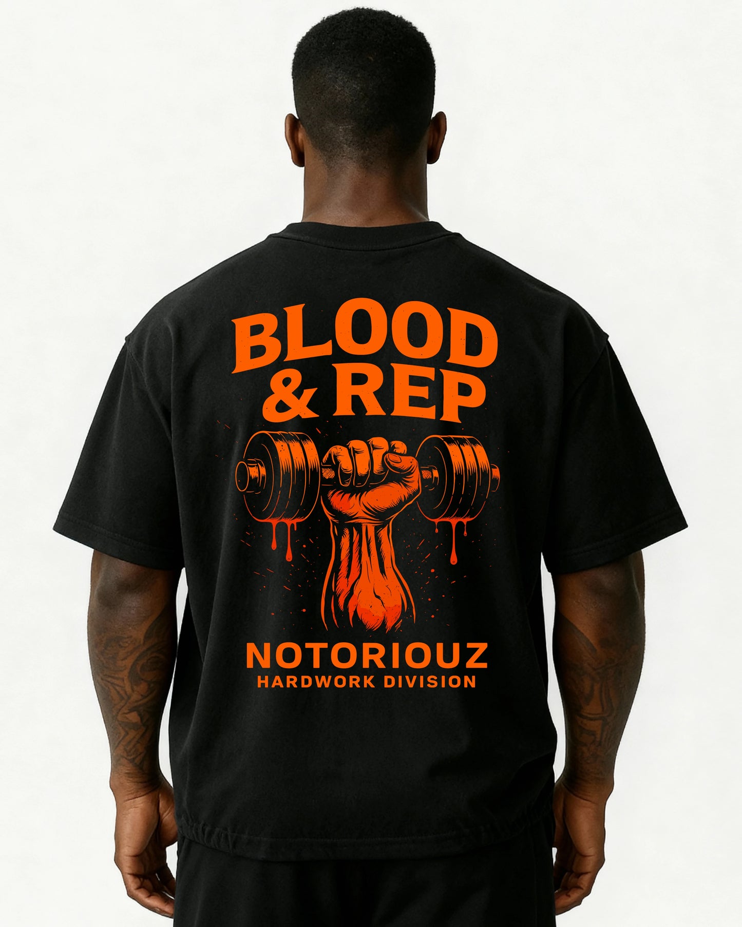 “Oversized T-Shirt Blood & Rep mit großem Backprint: blutige Faust hält Kurzhantel – Notoriouz Sportswear IRON GENESIS Kollektion.”