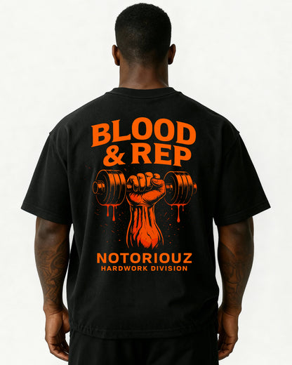 “Oversized T-Shirt Blood & Rep mit großem Backprint: blutige Faust hält Kurzhantel – Notoriouz Sportswear IRON GENESIS Kollektion.”