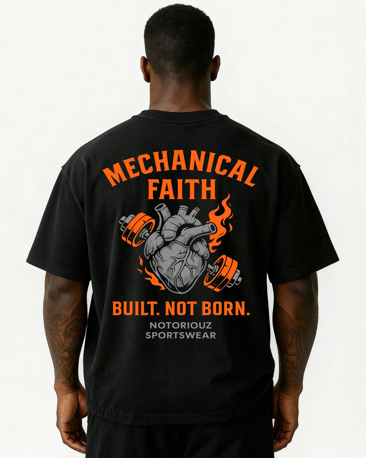 Mechanical Faith Oversized T-Shirt Rückseite – mechanisches Herz mit Hanteln, Feuerdesign – Notoriouz Sportswear IRON GENESIS