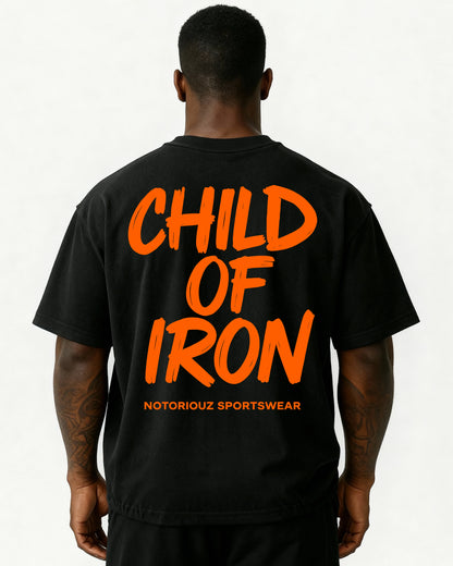 „Athlet trägt schwarzes Oversized T-Shirt mit orangefarbenem Backprint ‚Child Of Iron – Notoriouz Sportswear‘ aus der IRON GENESIS Kollektion.“
