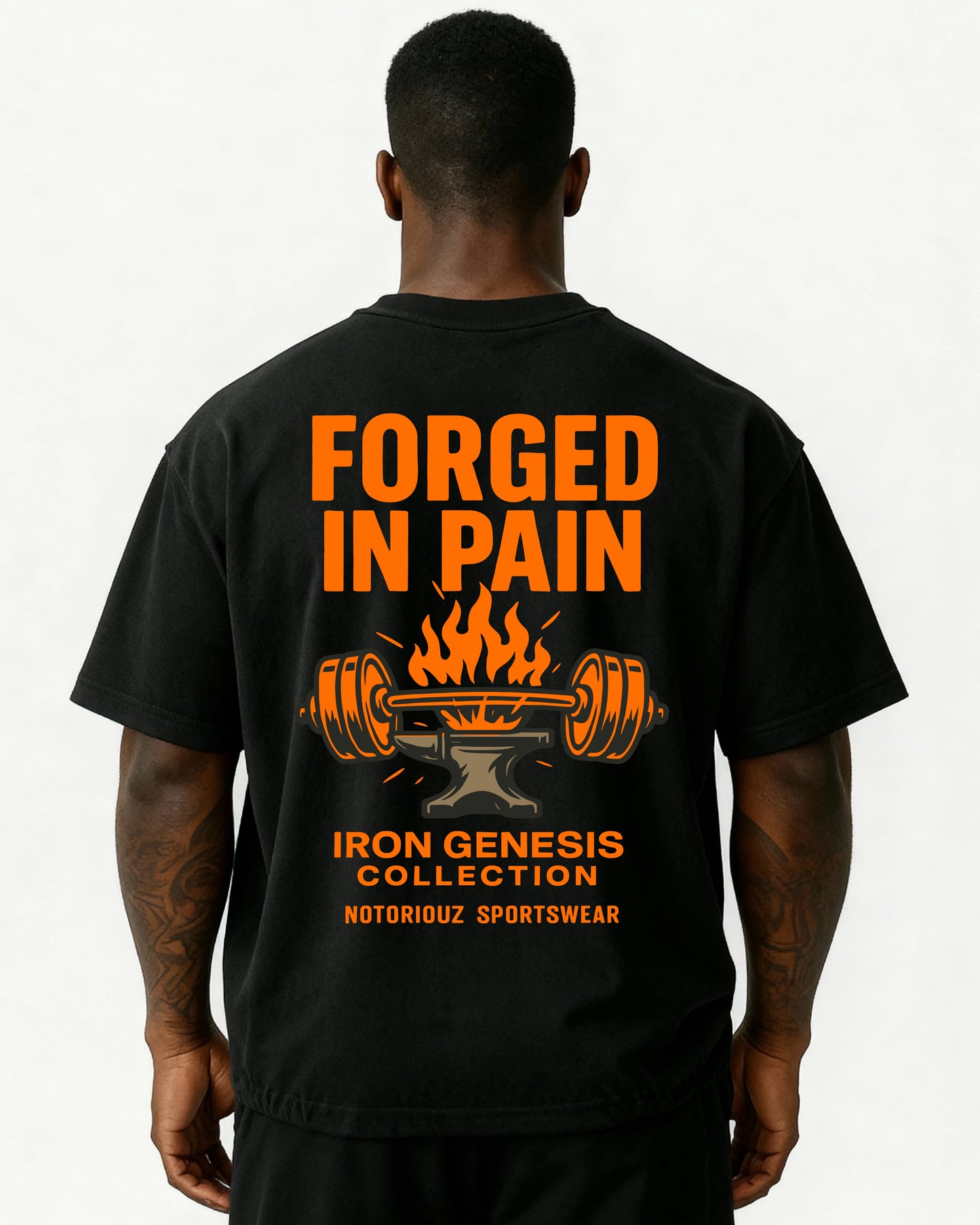 „Oversized T-Shirt in Schwarz mit großem Rückenprint ‘Forged In Pain’ aus der IRON GENESIS Kollektion von Notoriouz Sportswear – Hantel auf Amboss mit Flammen.“