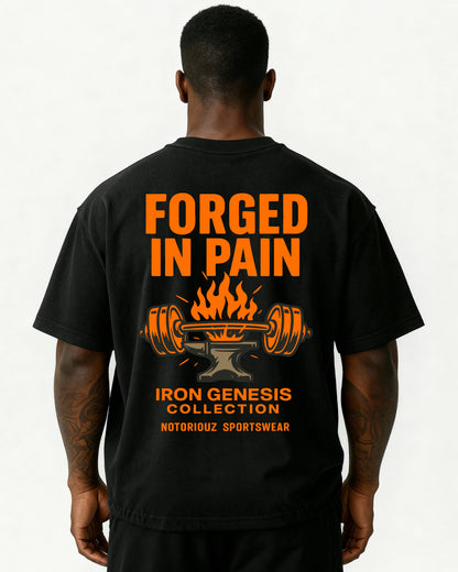 „Oversized T-Shirt in Schwarz mit großem Rückenprint ‘Forged In Pain’ aus der IRON GENESIS Kollektion von Notoriouz Sportswear – Hantel auf Amboss mit Flammen.“