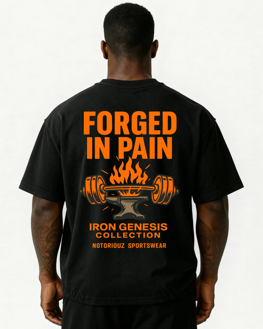 „Oversized T-Shirt in Schwarz mit großem Rückenprint ‘Forged In Pain’ aus der IRON GENESIS Kollektion von Notoriouz Sportswear – Hantel auf Amboss mit Flammen.“