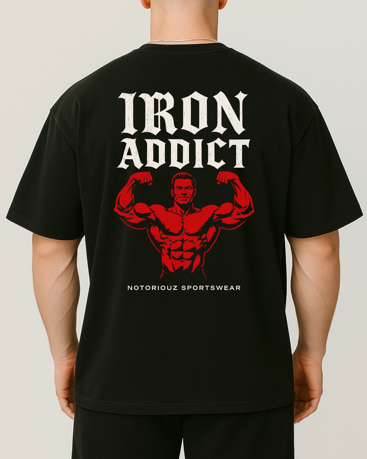 Iron Addict Oversize Pumpcover Shirt Rückseite – Fitness Shirt mit großem Iron Addict Bodybuilder Print in Rot und Weiß