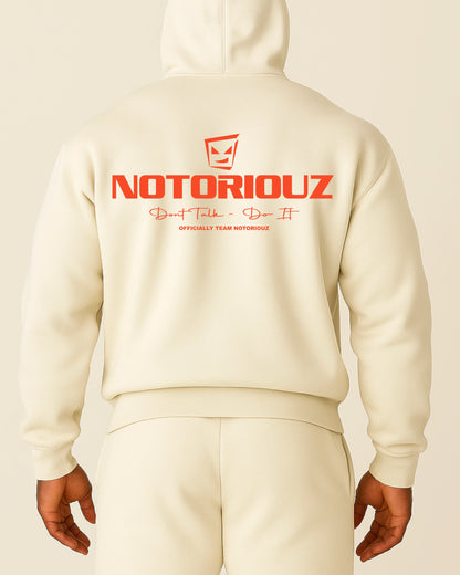 Creamfarbener Notoriouz Hoodie mit rotem Rückenprint – Don’t Talk Do It Design