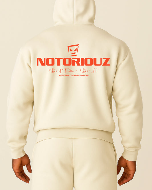Creamfarbener Notoriouz Hoodie mit rotem Rückenprint – Don’t Talk Do It Design