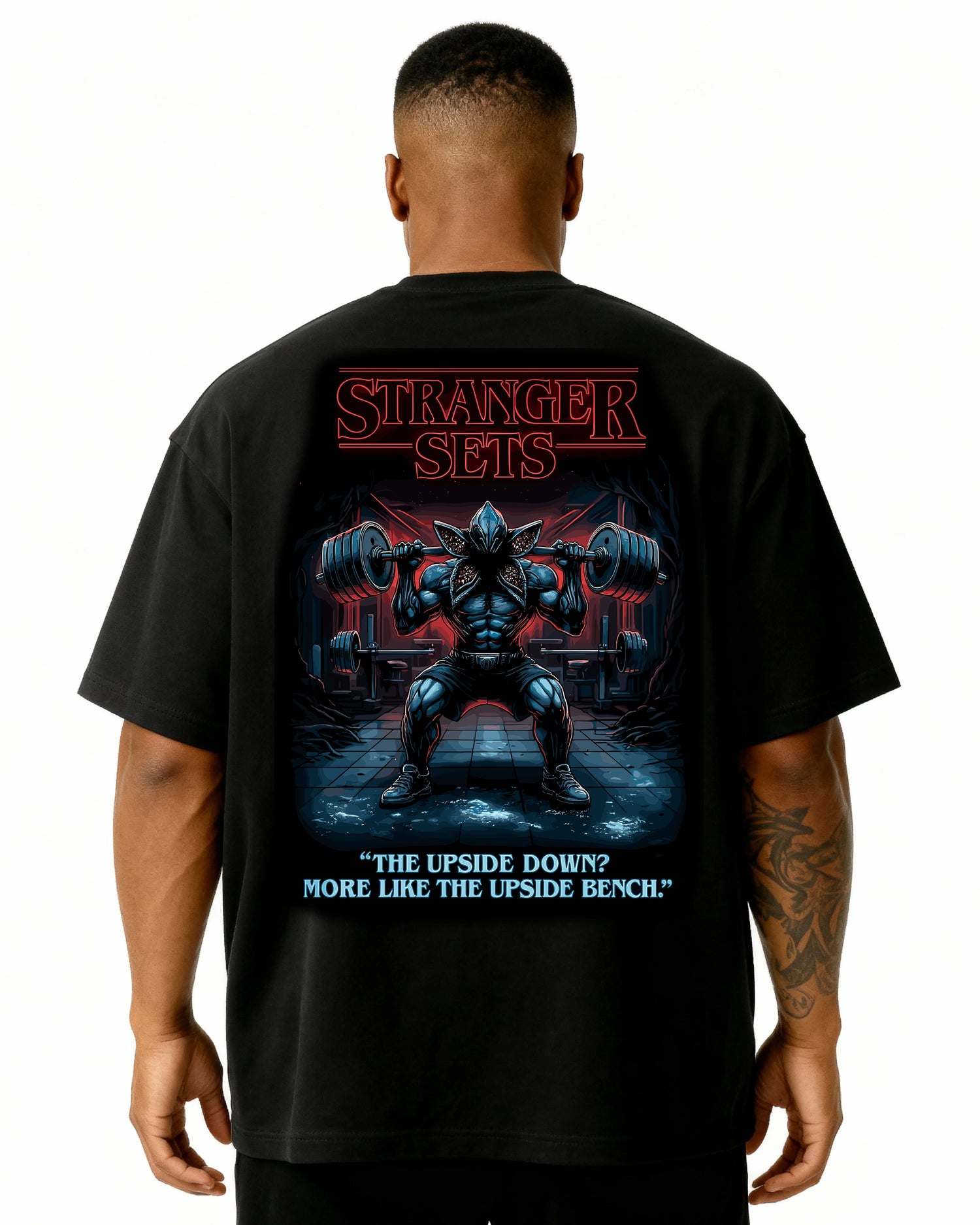 „Oversized Pumpcover T-Shirt Schwarz – Stranger Sets Demogorgon Lifting Motiv“