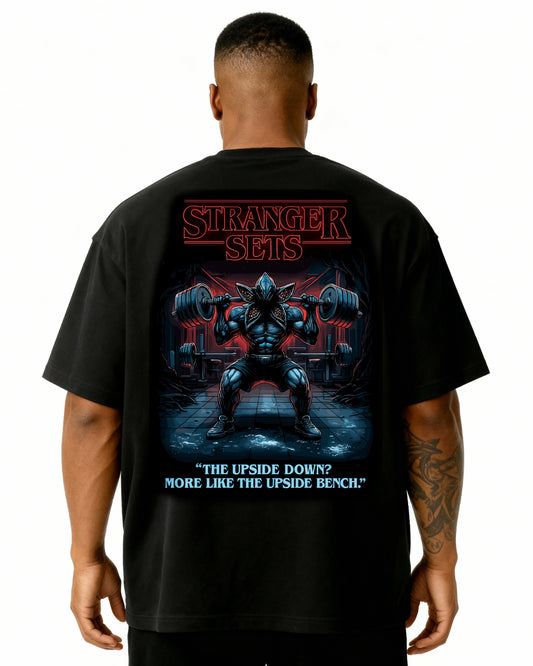 „Oversized Pumpcover T-Shirt Schwarz – Stranger Sets Demogorgon Lifting Motiv“