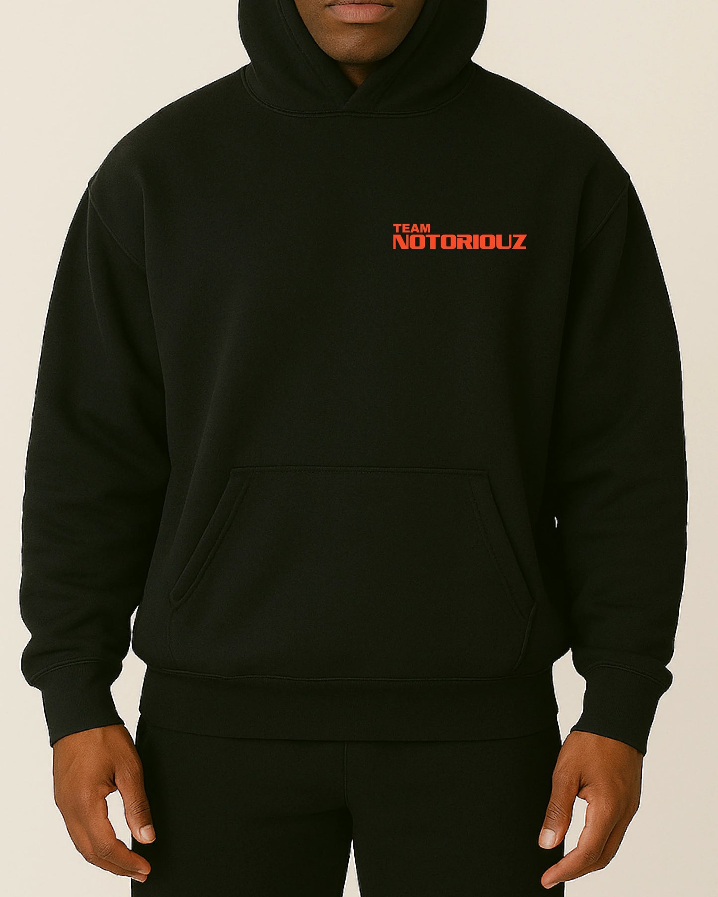 Schwarzer Hoodie mit kleinem Frontprint – Team Notoriouz Logo