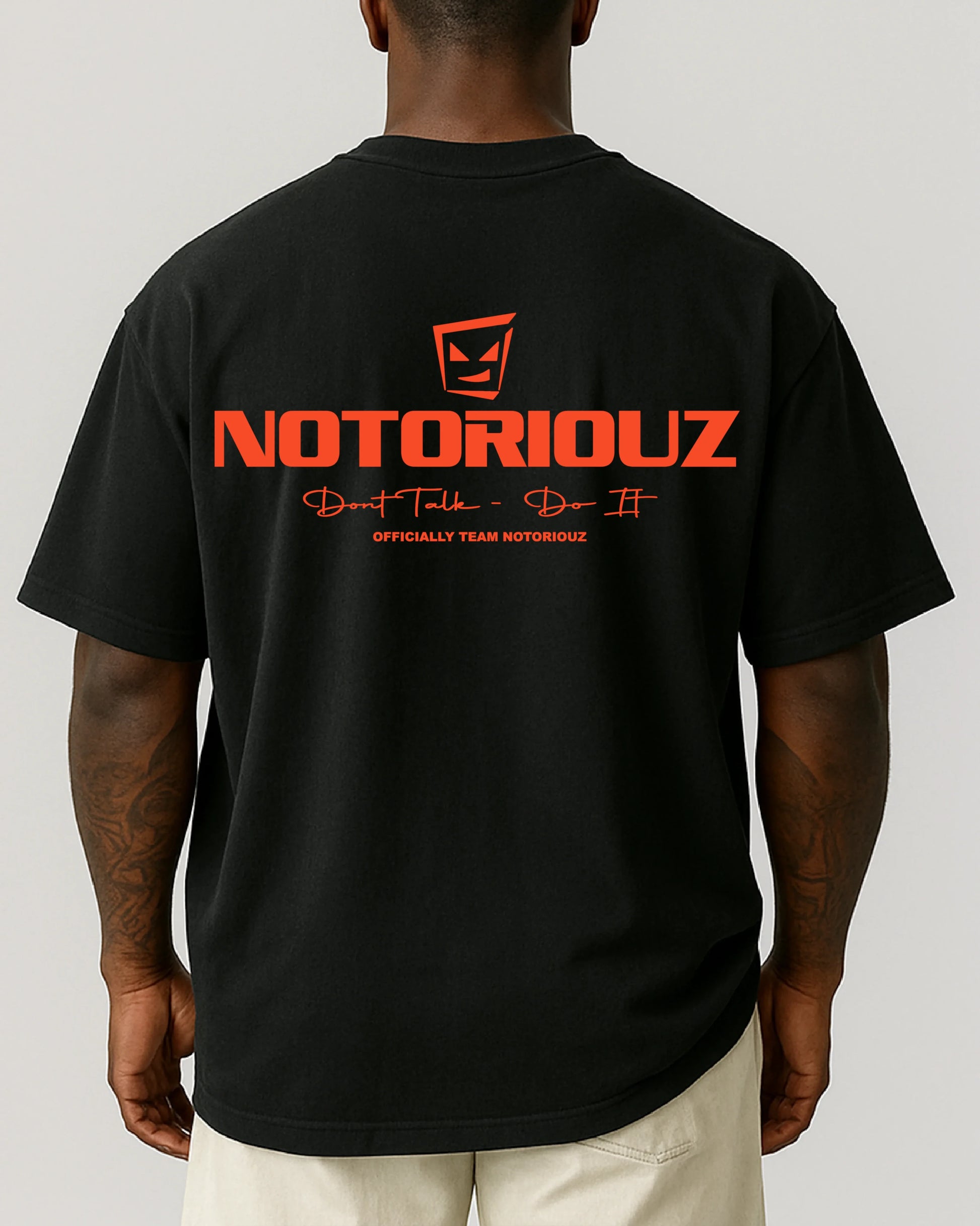 Schwarzes Notoriouz T-Shirt mit rotem Rückenprint – Don’t Talk Do It Design