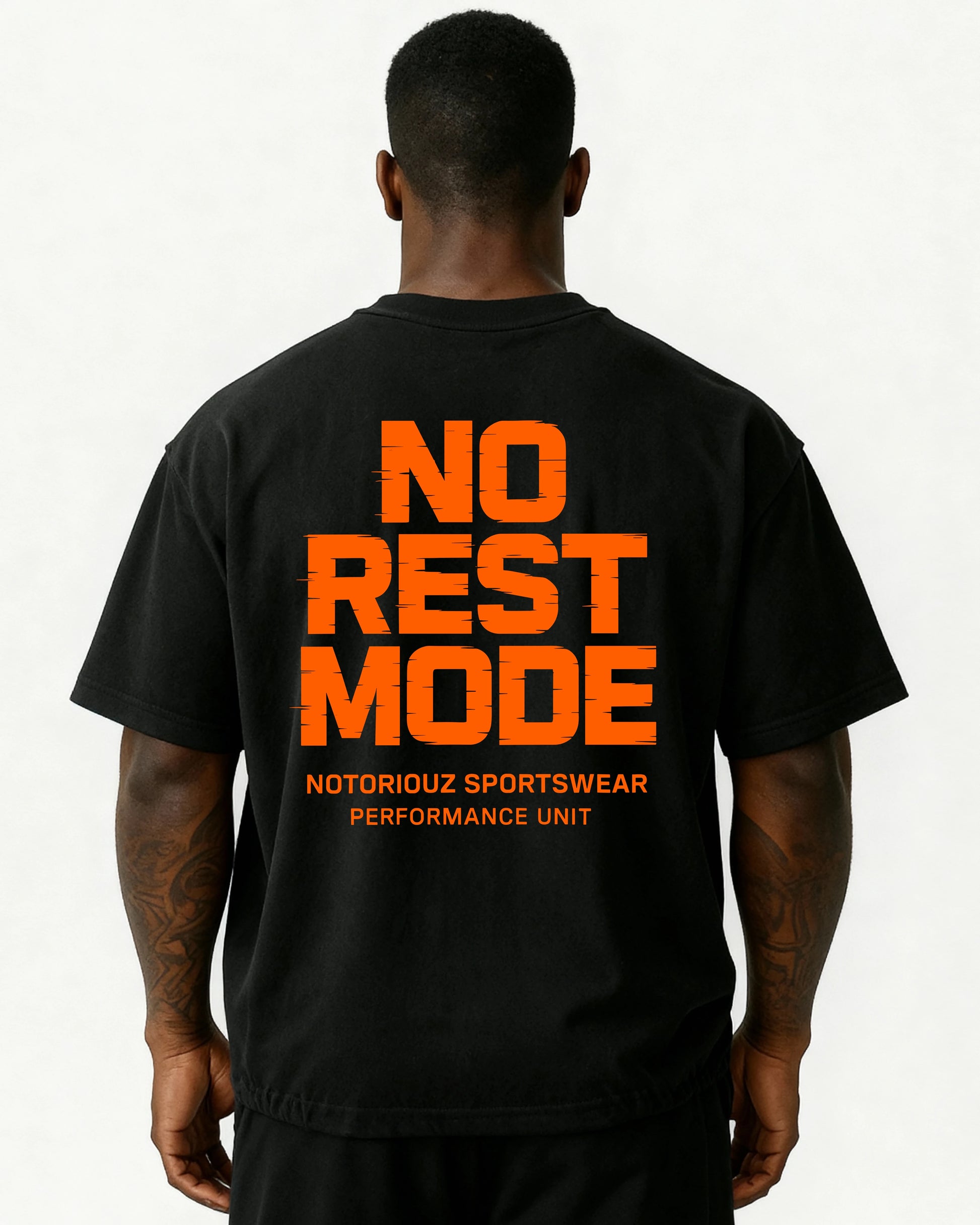 Rückansicht eines weißen Oversized T-Shirts mit dem großen, orangefarbenen Aufdruck „NO REST MODE“ und dem Zusatz „Notoriouz Sportswear Performance Unit“.