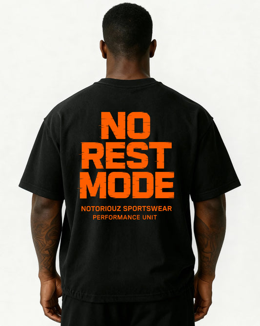 Rückansicht eines weißen Oversized T-Shirts mit dem großen, orangefarbenen Aufdruck „NO REST MODE“ und dem Zusatz „Notoriouz Sportswear Performance Unit“.