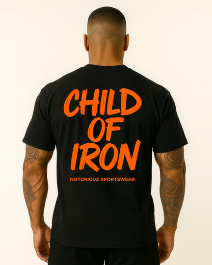 Modell trägt schwarzes Notoriouz Sportswear T-Shirt mit großem orangefarbenem „CHILD OF IRON“ Rückenprint – IRON GENESIS Kollektion
