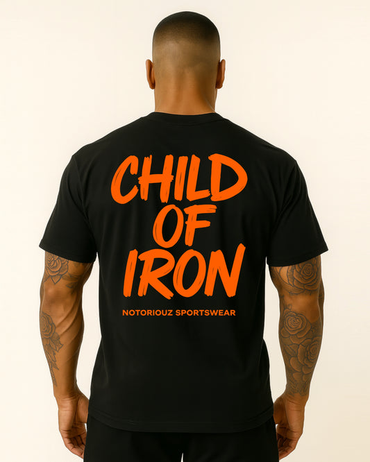 Modell trägt schwarzes Notoriouz Sportswear T-Shirt mit großem orangefarbenem „CHILD OF IRON“ Rückenprint – IRON GENESIS Kollektion
