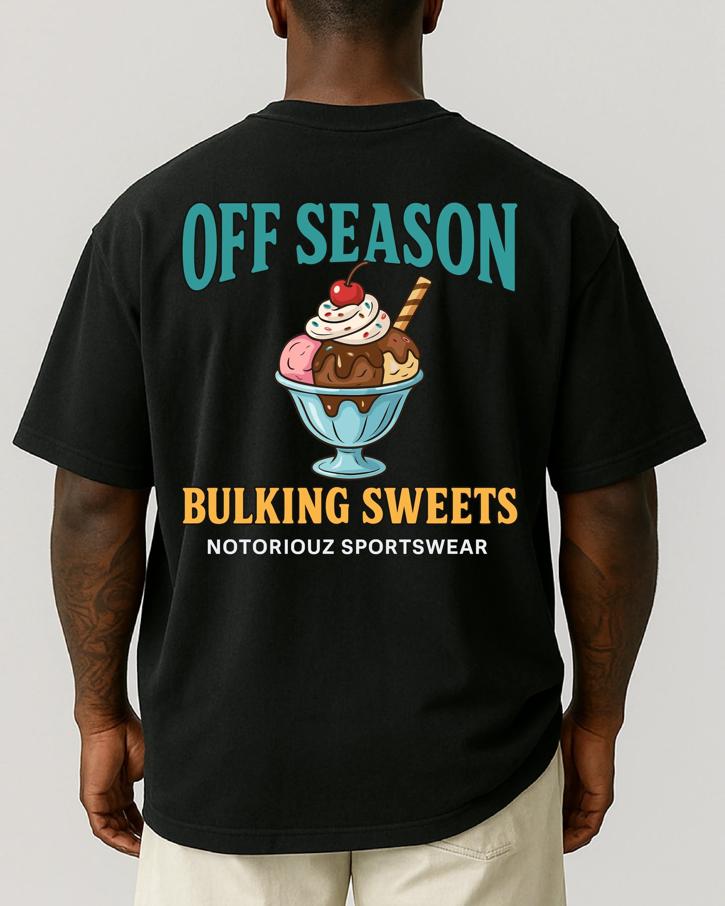 OFF SEASON “Bulking Sweets” Oversize T-Shirt von Notoriouz Sportswear mit Eisbecher-Design – Gym und Streetwear Shirt