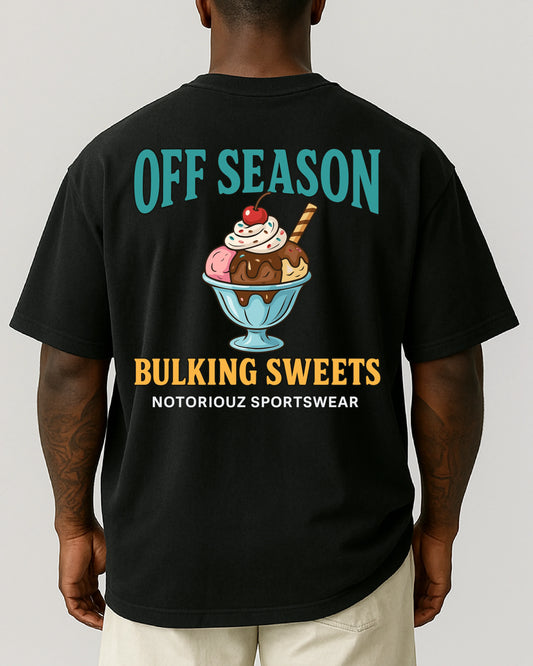 OFF SEASON “Bulking Sweets” Oversize T-Shirt von Notoriouz Sportswear mit Eisbecher-Design – Gym und Streetwear Shirt