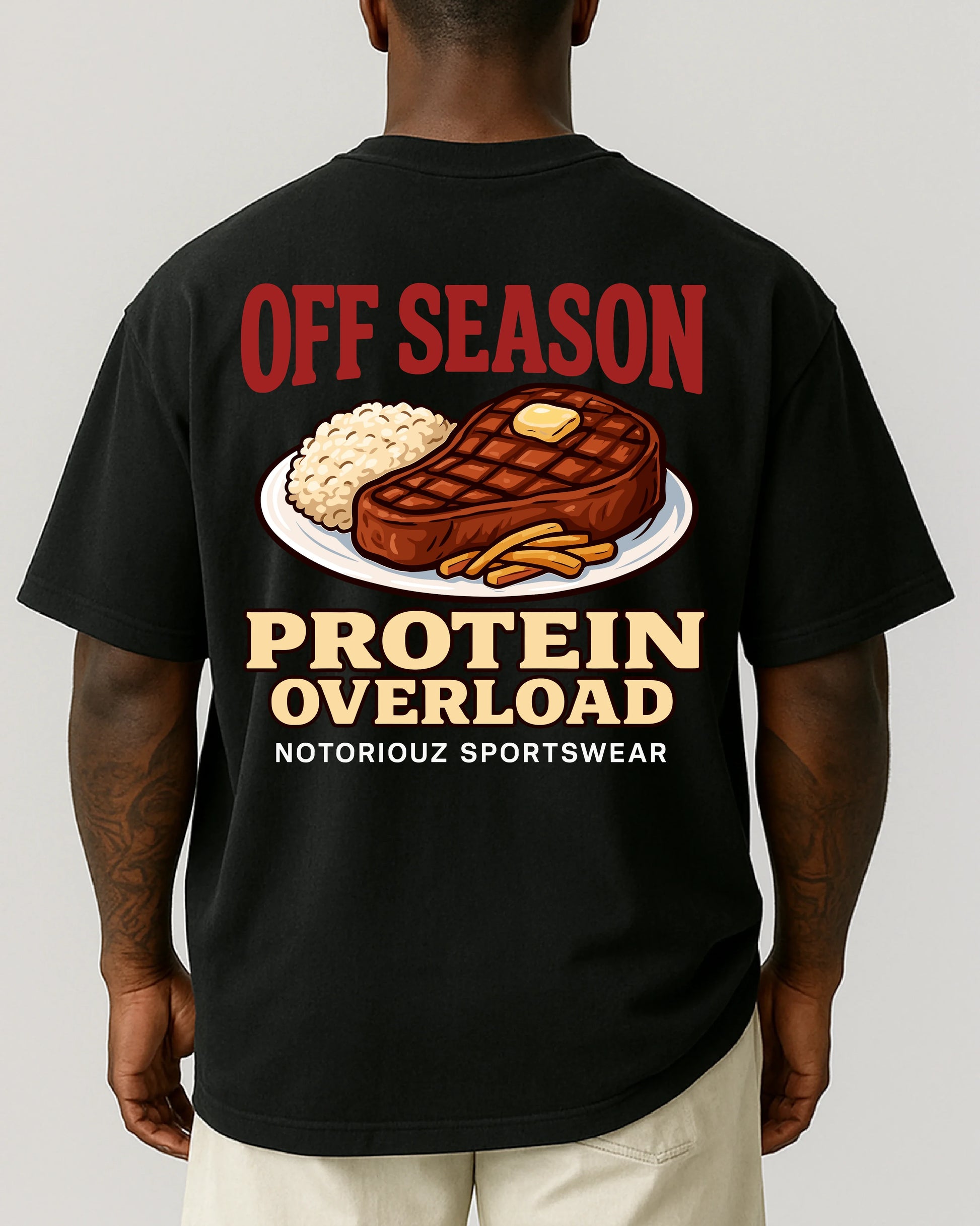 OFF SEASON “Protein Overload” Oversize T-Shirt von Notoriouz Sportswear mit Steak-und-Reis-Motiv – Gym & Streetwear Shirt für Bodybuilder