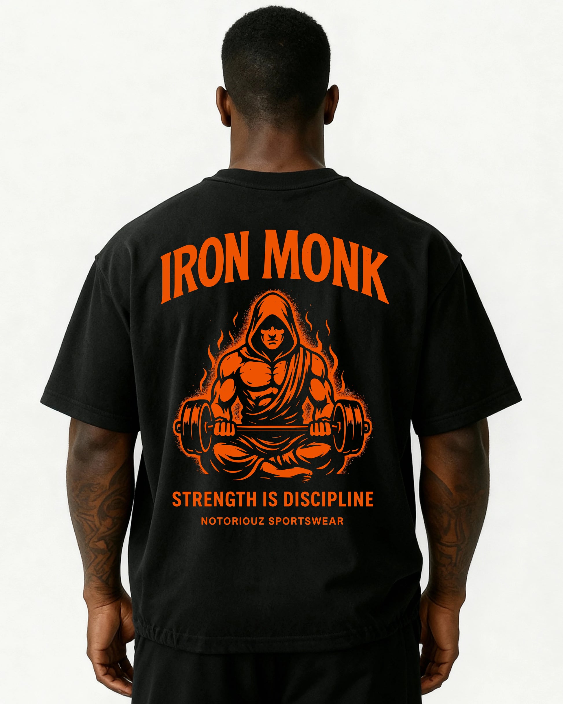 „Oversized T-Shirt IRON MONK von Notoriouz Sportswear – muskulöser Mönch mit Hantel, Feuer-Design, Rückendruck – Iron Genesis Kollektion.“