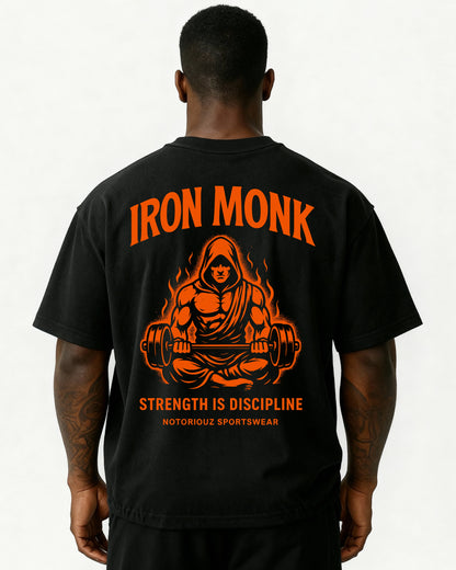 „Oversized T-Shirt IRON MONK von Notoriouz Sportswear – muskulöser Mönch mit Hantel, Feuer-Design, Rückendruck – Iron Genesis Kollektion.“
