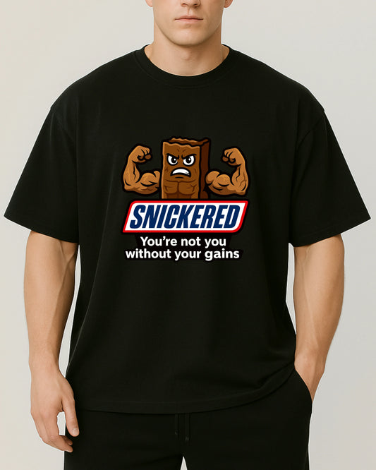 Snickered Oversize Pumpcover Shirt in Schwarz – lustiges Gymshirt mit Slogan „You’re not you without your gains“