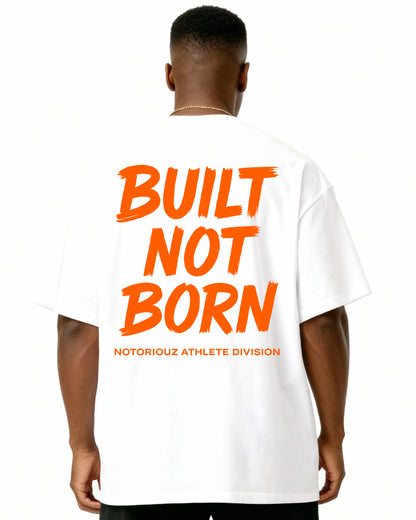 Rückseite eines schwarzen Oversized T-Shirts mit großem orangefarbenen „BUILT NOT BORN“ Print und „Notoriouz Athlete Division“ Schriftzug